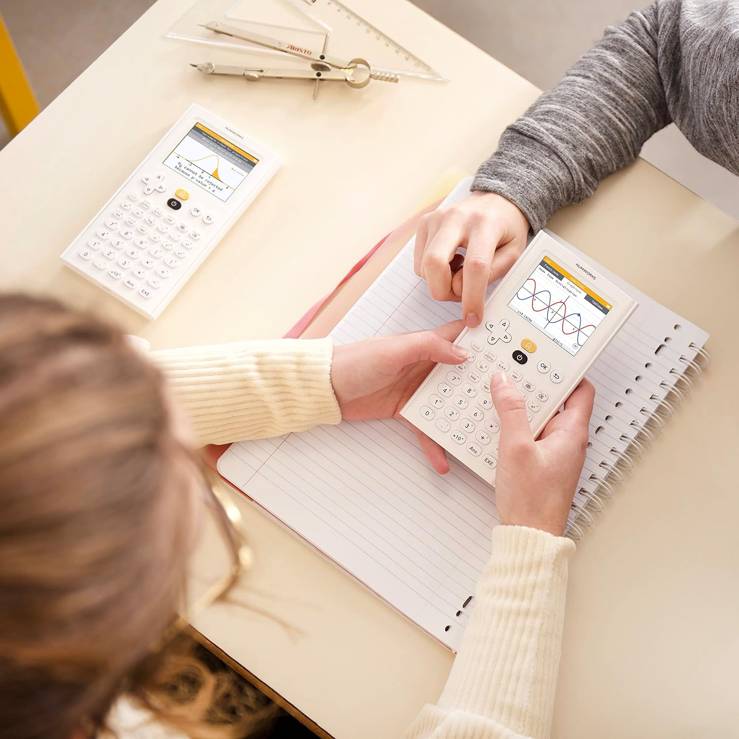 آلة حاسبة بيانية NumWorks بشاشة 2.8 بوصة – شحن USB Type-C – بايثون – موديل N0120 (لون أبيض)